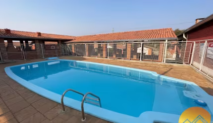 Chalé com 3 quartos, sendo 1 suíte, sala, cozinha ampla com armários, piscina, churrasqueiras, sauna