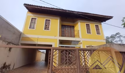 Sobrado em excelente localização 3/4, 2 suítes, closet, 6 banheiros no Itanhangá 1 em Caldas Nova