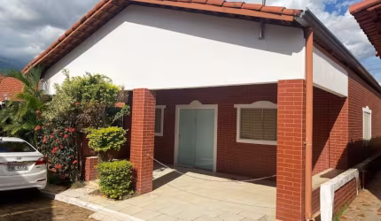 Chalé em Caldas Novas com 3 quartos, mobiliado em condomínio com piscina aquecida.