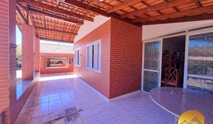 Excelente chalé em Caldas Novas com 4 suítes, laje, sala e cozinha conjugadas!