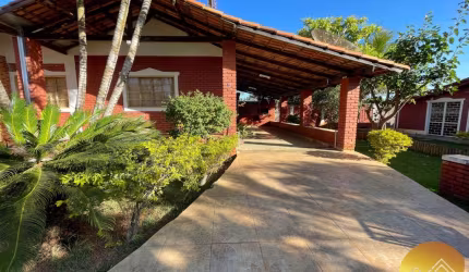 Excelente chalé em Caldas Novas com 3 quartos, sendo 2 suítes, varanda