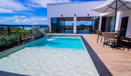 Belíssima casa de alto padrão no Condomínio Marinas Di Caldas, com 4 suítes, piscina privativa, bar, tv 70''