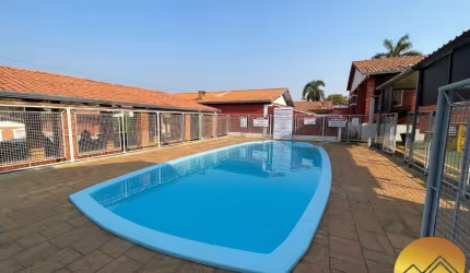 Chalé com 2 quartos, sendo 1 suíte, sala ampla, cozinha, banheiro social, varanda ampla com churrasqueira