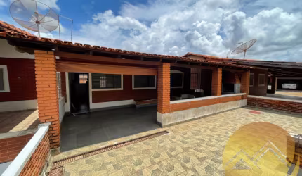 Oportunidade! Chalé 3quartos, laje, muito barato em condomínio fechado em Caldas Nova