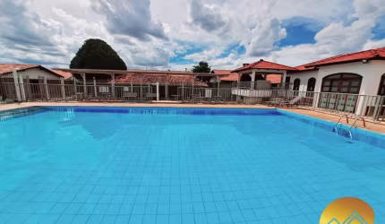 Chalé em Caldas Novas mobiliado em condomínio com área de lazer.