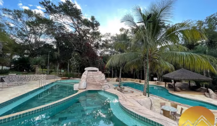 Lindo Flat mobiliado a venda em Caldas Novas, com piscinas termais, rodeado de muita natureza