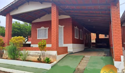 Chalé com 2 quartos, sendo 1 suíte, sala ampla, cozinha, banheiro social, varanda ampla com churrasqueira