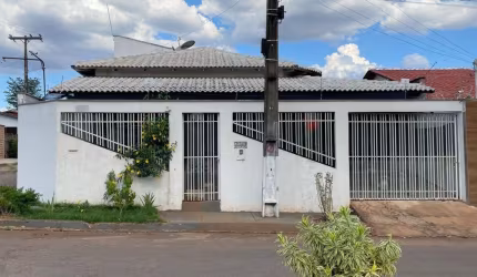 Oportunidade! Casa de esquina em Pires do Rio, 3Q, 1 suíte, quintal, varanda