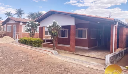 Chalé em Caldas Novas com 3 quartos sendo 2 suítes, sala , cozinha, banheiro social e varanda.