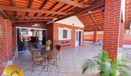 Chalé 2 quartos ambos suítes, 2 salas, cozinha rica em armários, varanda com churrasqueira
