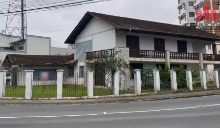 Casa com 14 dormitórios para alugar no bairro Centro em Timbó/SC