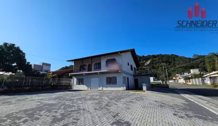 Casa com 4 dormitórios para alugar no bairro Estados em Indaial/SC