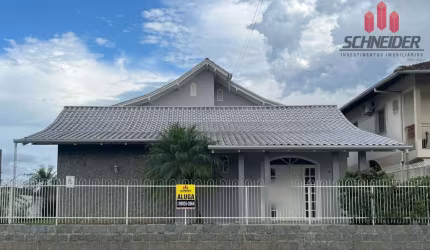 Casa com 3 dormitórios para alugar no bairro Nações em Timbó/SC