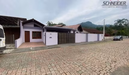 Casa com 3 dormitórios para alugar no bairro Centro em Benedito Novo/SC