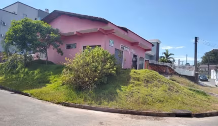 Casa com Ponto Comercial no Bairro João Costa