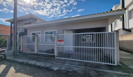 Casa - Alvenaria, para Aluguel em Florianópolis/SC
