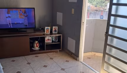 Casa assobradada com 3 dormitórios no bairro Monte Castelo/SJC