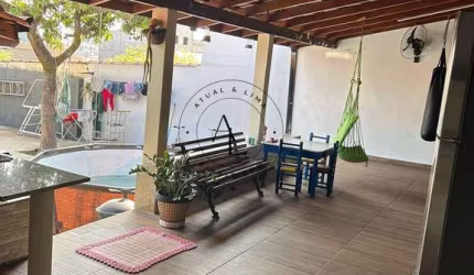 Charmosa Casa com 2 Quartos, Edícula e Amplo Quintal - Ambientes Frescos e Arejados