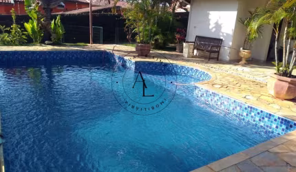Chácara à Venda com Charmoso Chalé para Visitas - Conforto e Tranquilidade!