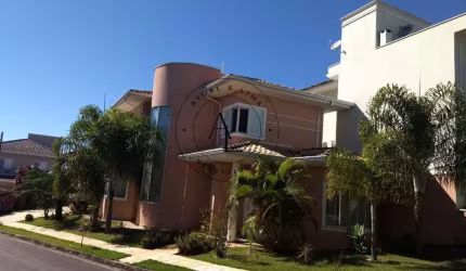 Casa dos Sonhos em Condomínio de Valinhos: 3 Suítes e Área Gourmet com Churrasqueira
