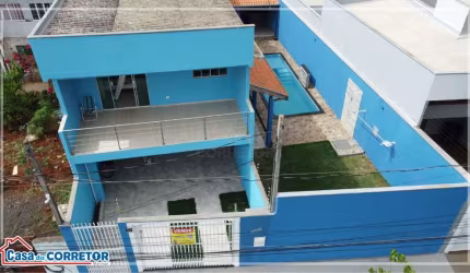Sobrado com piscina e 05 quartos no Jardim São Paulo em Maringá