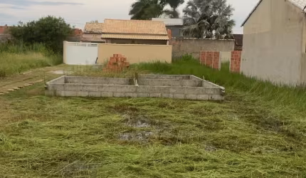 DR Excelente terreno medindo 7x17 totalizando 119m² já com alicerce - Unamar Cabo Frio/RJ