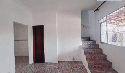 Sobrado com 2 dormitórios à venda, 60 m² por R$ 240.000,00 - Vila Cascatinha - São Vicente/SP