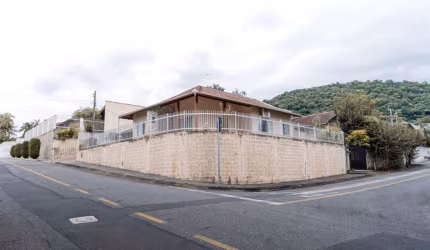Ótima opção de residência, localizada no bairro velha central em um loteamento super tranquilo e pertinho de tudo.