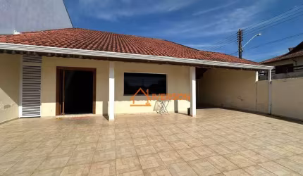 Casa a venda com 3 dormitórios em Peruíbe