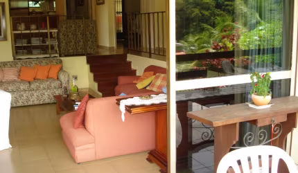 Casa centro de terreno mais edícula em condomínio