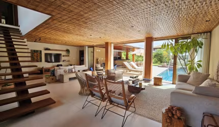 Casa luxuosa, fino acabamento, 5 suítes, 544m², varanda, ventilação natural, climatizada, projeto arquitetônico, piscina privativa. Agende sua visita!