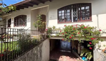 Casa para Venda em Curitiba, Tingui, 3 dormitórios, 1 suíte, 2 banheiros, 3 vagas