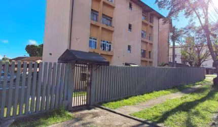 Apartamento térreo ensolarado com 3 dormitórios, vaga coberta e playground no Caiuá