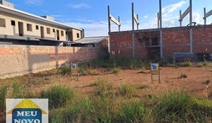 Terreno plano de 120m² em rua asfaltada com sol da manhã