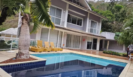 CASA 6 QUARTOS - 504 m2 - 3 SUÍTES - PISICINA - QUADRAS DE TENIS E FUTEBOL - SAUNA - SALÃO DE FESTASS