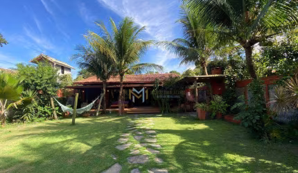 Casa excelente com amplo quintal perto da praia em Arraial!