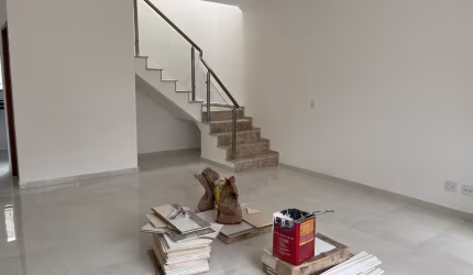 Lindo sobrado, com fino acabamento, melhor planta de região, dormitórios arejado, portas em  madeiras