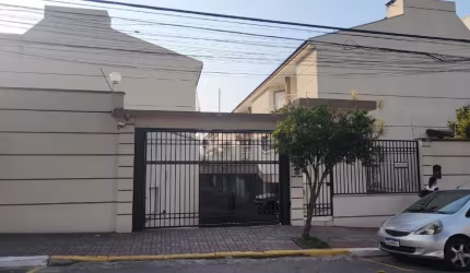 Lindo sobrado em condomínio fechado, projeto muito ela dorado, cômodos grandes , cozinha ampla.