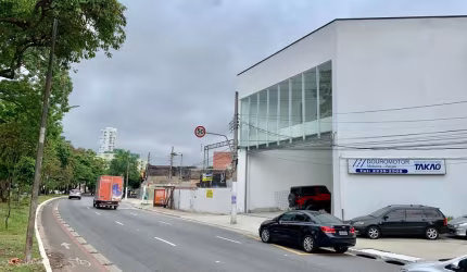 Imóvel novo, composto por galpão com telhado térmico, pé direito com 9 metro , portas automáticas, fachada pele de vidro, escritório, 2 banheiros .