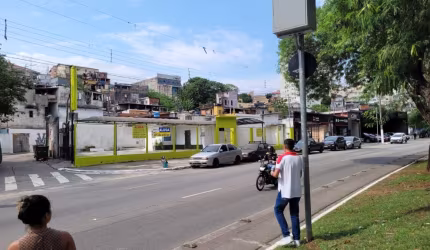 Ótima esquina comercial , com 30 metros de testada para Av, área coberta ,patio , escritório e banheiros.