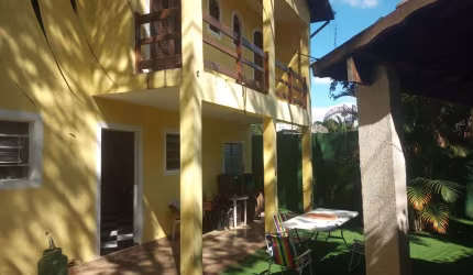sobrado reformado e modernizado que tem garagem para 3 carros (espaço até 6 carros usando o quintal), sala, cozinha, 4 quartos (2 suítes), varandas no quarto de casal e de solteiros, 1 wc social, uma 