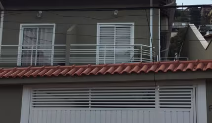 Liindo sobrado pronto para morar Casa assobradada, 2 quartos + 1 suíte, todos os quartos e sala com ar condicionado quente e frio, churrasqueira.