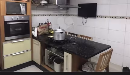 Imóvel com ótima localização, comércio completo ao redor. Rua tranquila, cômodos amplos pé direito alto bem arejada. Cozinha planejada, espaço gourmet, churrasqueira com trio. Janelas amplas todas de 