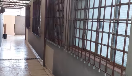 Casa térrea toda documentada, localizada em Lauzane Paulista. A casa possui dois quartos, sala, cozinha, banheiro, área de serviço, garagem para dois carros, e ainda possui um terreno nos fundos que d