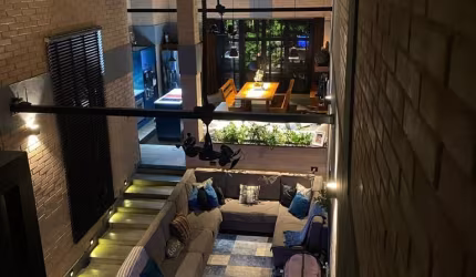 Linda casa estilo LOFT  mais escritório, projeto assinado por designer de interior