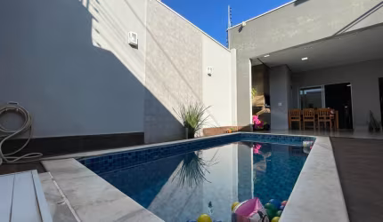 Casa com piscina em Americana.