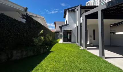 Casa à venda no condomínio Jardim das Colinas - SJC - SP
