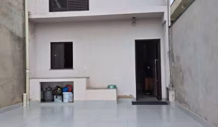 ÓTIMA CASA RESIDENCIAL TIPO SOBRADO C/ ACESSO COM ESCADAS, 2 DOR 1 SUITE 1 VAGA DE GARAGEM.