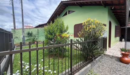 12213 - Casa Semi Mobiliada com Área de Festas no bairro  Iririú