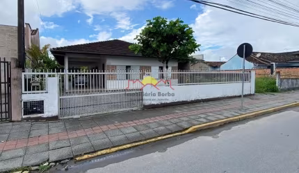 12336 - Casa Averbada no Centro de Araquari